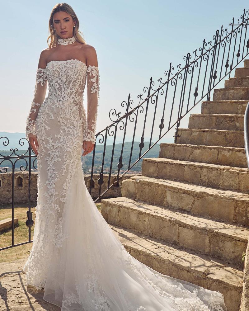لباس و گردنبند عروسی