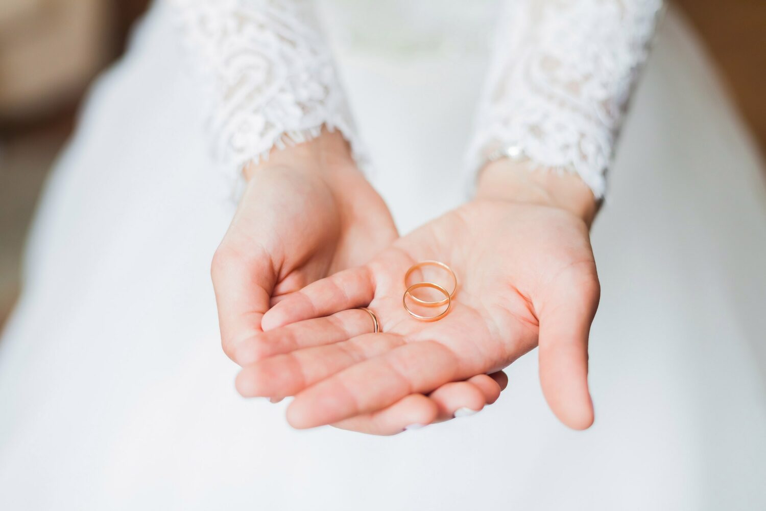 چرا حلقه های ازدواج، ساده طراحی می شوند؟
