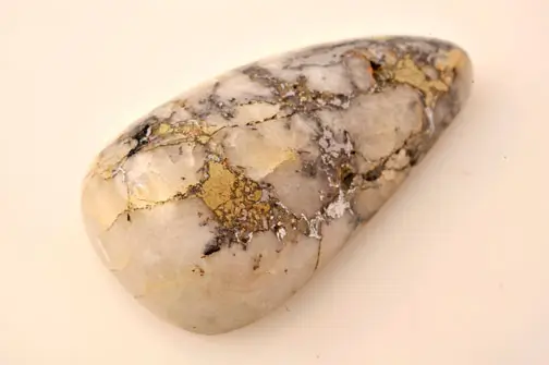 سنگ کوارتز که طلا در خود دارد.