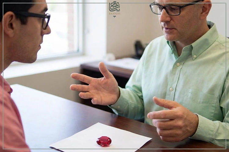 جواهرشناس برای تشخیص یاقوت اصل