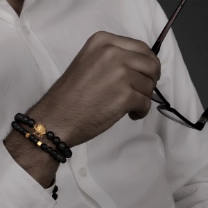 دستبند سنگ مردانه با پلاک طلا طرح مکعب کد MB105