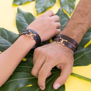 دستبند چرم زنانه با پلاک طلا طرح فراگامو کد XB826
