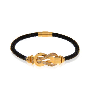 دستبند چرم زنانه با پلاک طلا طرح فرد نگین دار کد XB814