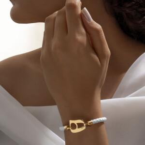 دستبند چرم زنانه با پلاک طلا طرح "ه" نیمانی کد XB603