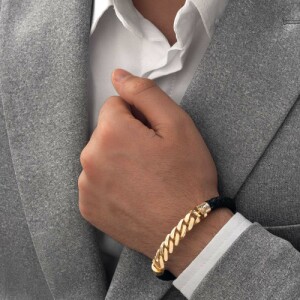 دستبند چرم مردانه با پلاک طلا طرح کارتیر کد MB168