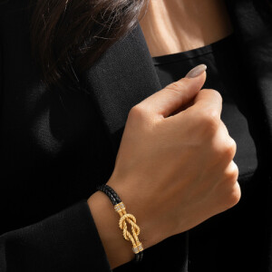 دستبند چرم زنانه با پلاک طلا طرح فرد کد XB609