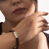 دستبند چرم زنانه با پلاک طلا طرح کارتیه کد XB621