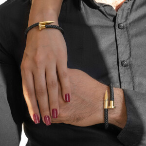 دستبند چرم زنانه با پلاک طلا طرح میخ کارتیه کد XB623